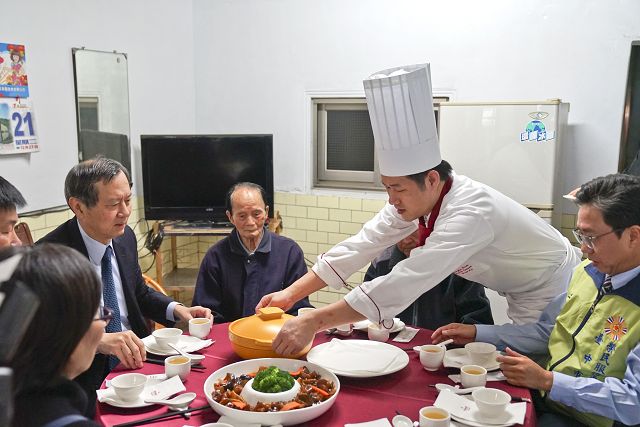 臺中榮總百份年菜送愛 帶給獨居單身榮民滿室新春溫馨