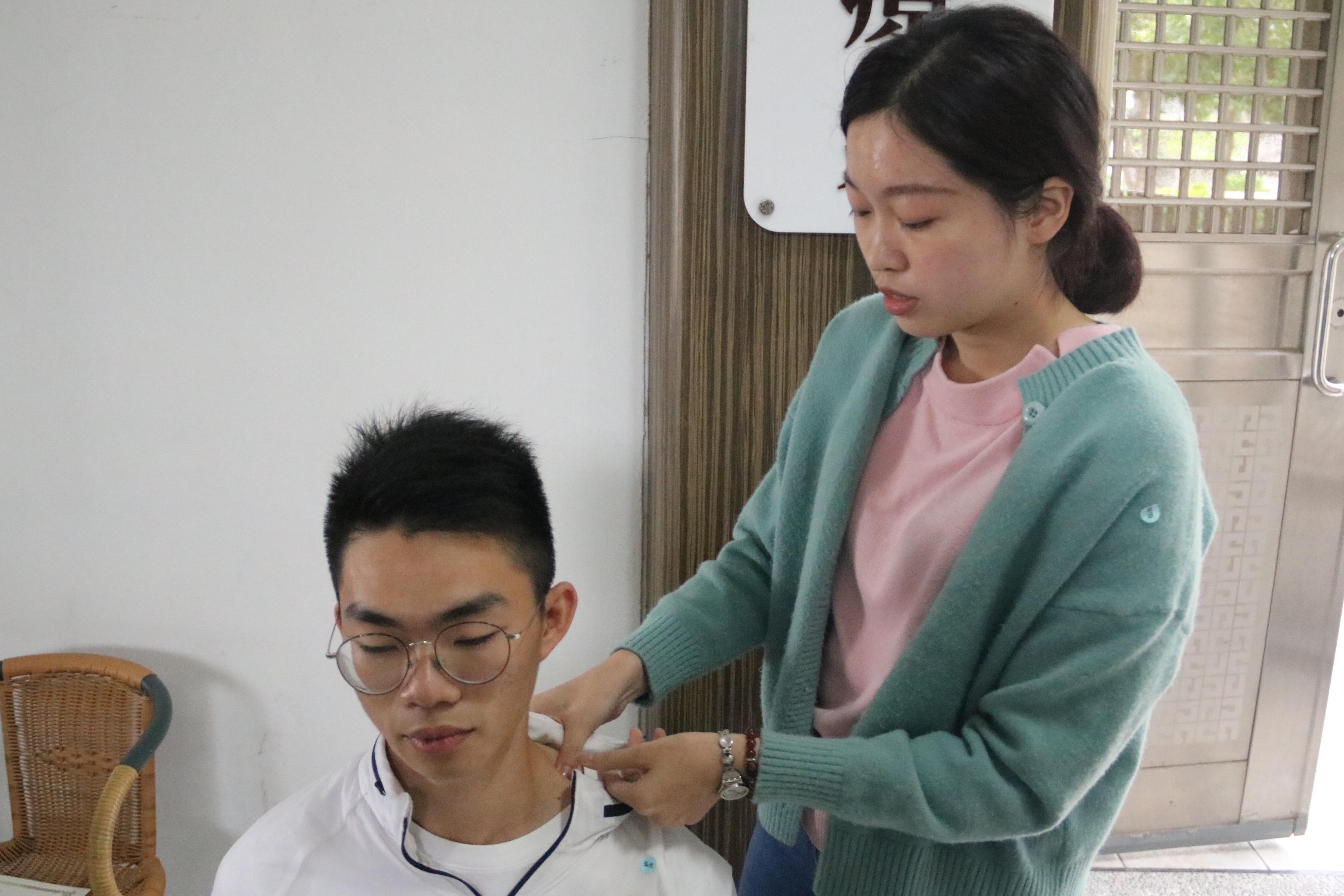 弘光物治系學生研究頸部疼痛 籲適時伸展、避免長時間上網 弘光物治系學生研究頸部疼痛 籲適時伸展、避免長時間上網