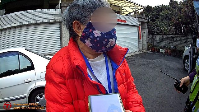 8旬失智嬤迷路誤入無尾巷 暖警靠關鍵字秒助返家