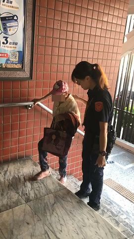 粉紅老嫗獨坐分隔島　溫柔女警安撫助返家