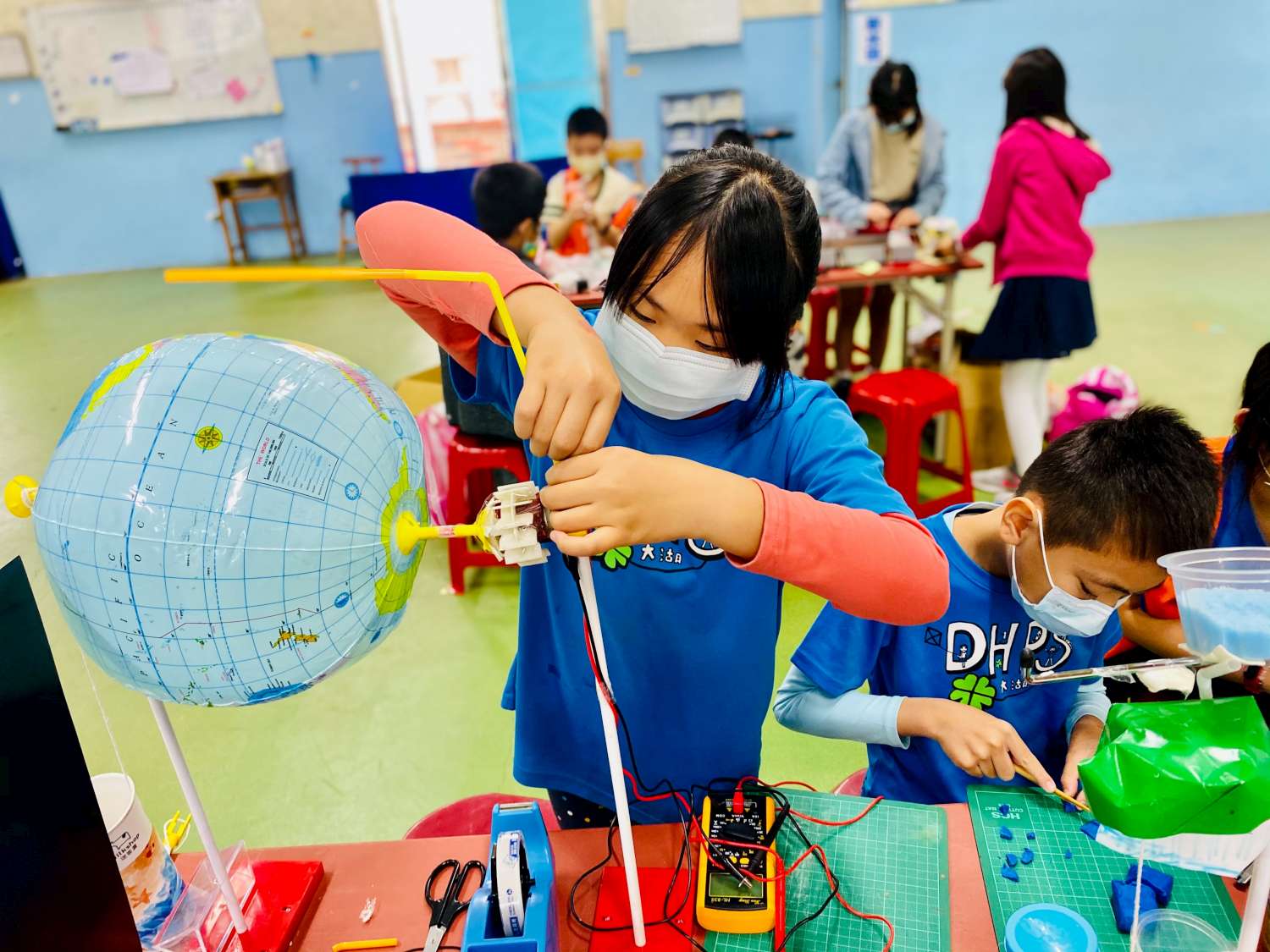 出入公共運輸、賣場市集等八大場所即日起得戴口罩 林智堅市長視察新竹火車站 出入公共運輸、賣場市集等八大場所即日起得戴口罩 林智堅市長視察新竹火車站