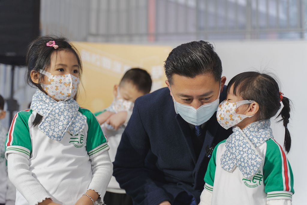 建華國中「職探中心」首座智能教室 市長林智堅帶領學生探索高科技職涯 建華國中「職探中心」首座智能教室 市長林智堅帶領學生探索高科技職涯