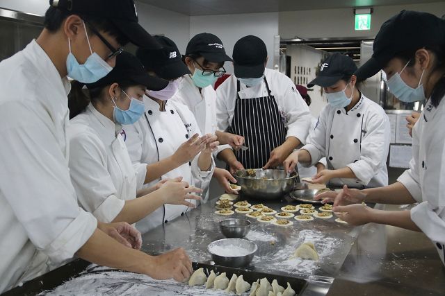 弘光師生包高麗菜水餃、調木瓜牛奶 加值農產助弱勢