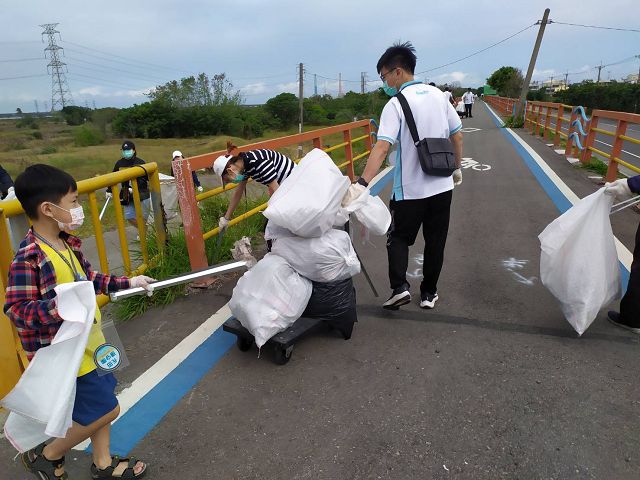 光田醫院捲袖護地球　守護海岸環境