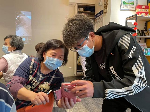 我的媽媽像花兒 聖約翰科大攜手技嘉推動智慧手機課程 我的媽媽像花兒 聖約翰科大攜手技嘉推動智慧手機課程