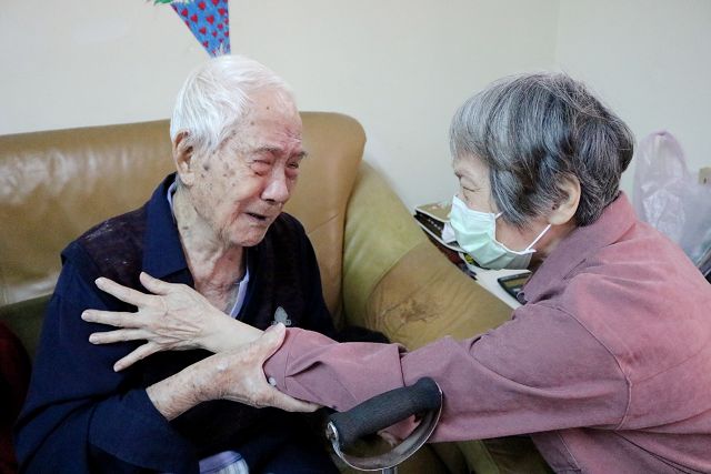 同為失智症!弘道伴76歲嬤首做蛋糕送她淚祝：母親節快樂