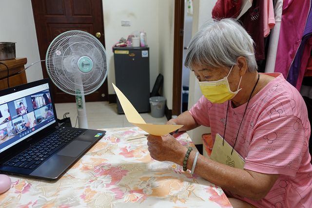 好久不見！86歲失能獨居公想念一起上課的「同學」