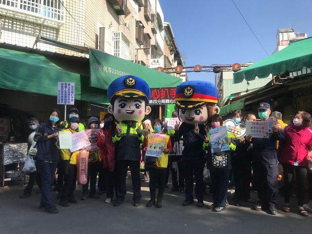 警察大聲公放送春節宣導　民眾眼睛為之一亮