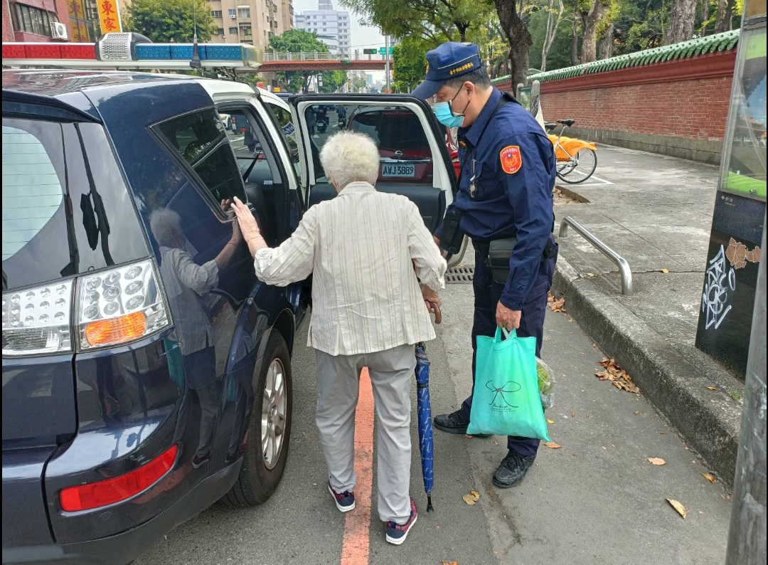 白髮阿嬤買菜迷航  暖警攙扶護送返家