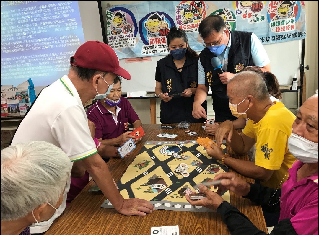 霧警宣導防詐要領要牢記 樂齡長輩玩遊戲中學防詐