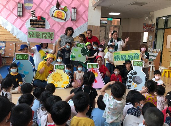 環球幼兒園與雲林家扶送繪本給兒童 提早過兒童節