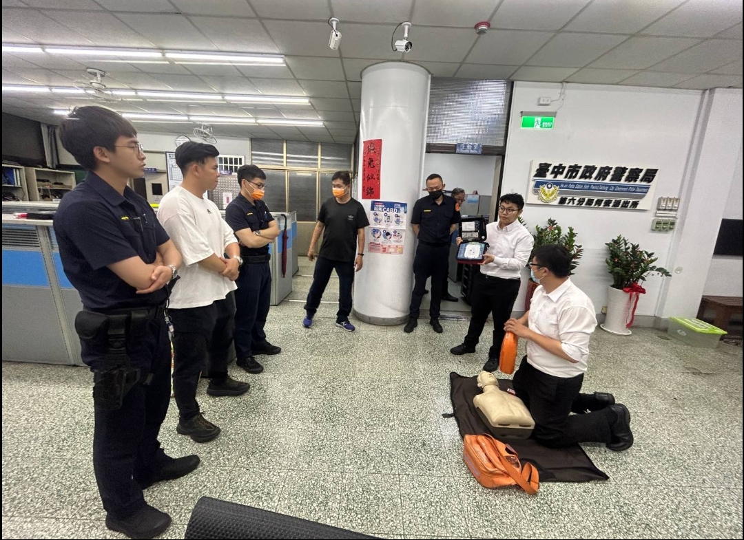 中警邀請衛生所衛教宣導 學習操作AED及醫療知識