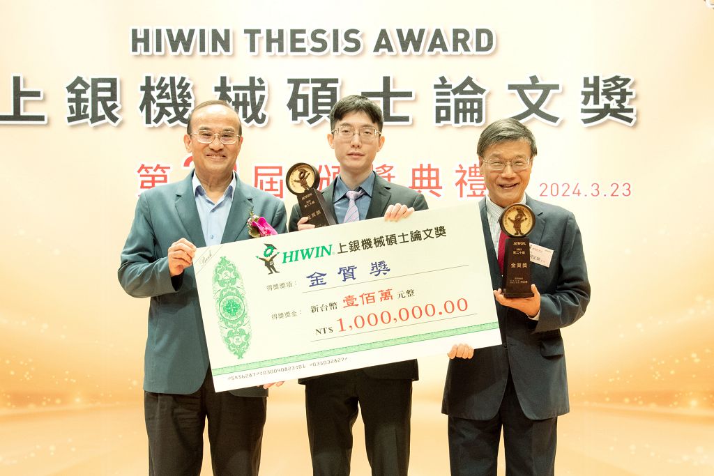 經濟部產業發展署 連錦漳署長左 與第20屆「上銀機械碩士論文獎」金質獎得獎師生合影