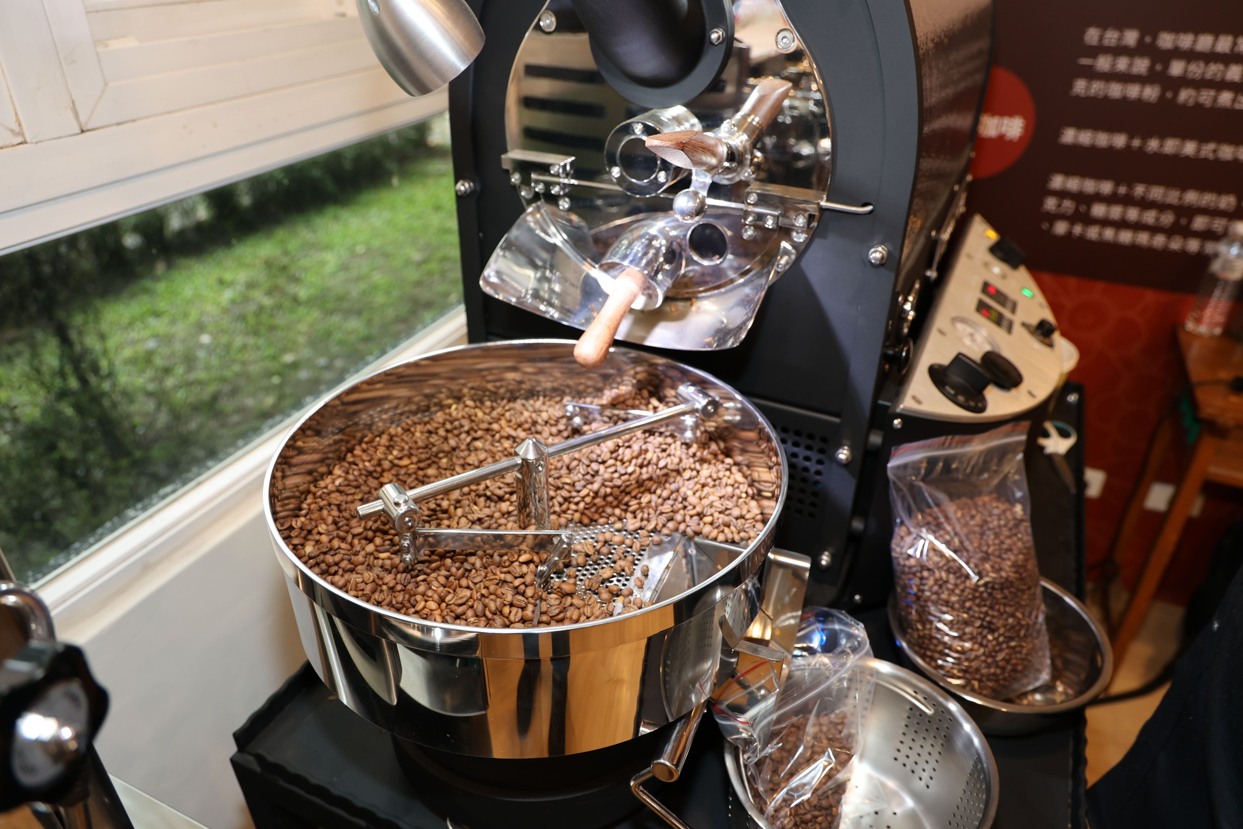 埔里國中職探中心咖啡教室添利器 獲贈專業烘豆機與義式咖啡沖泡機