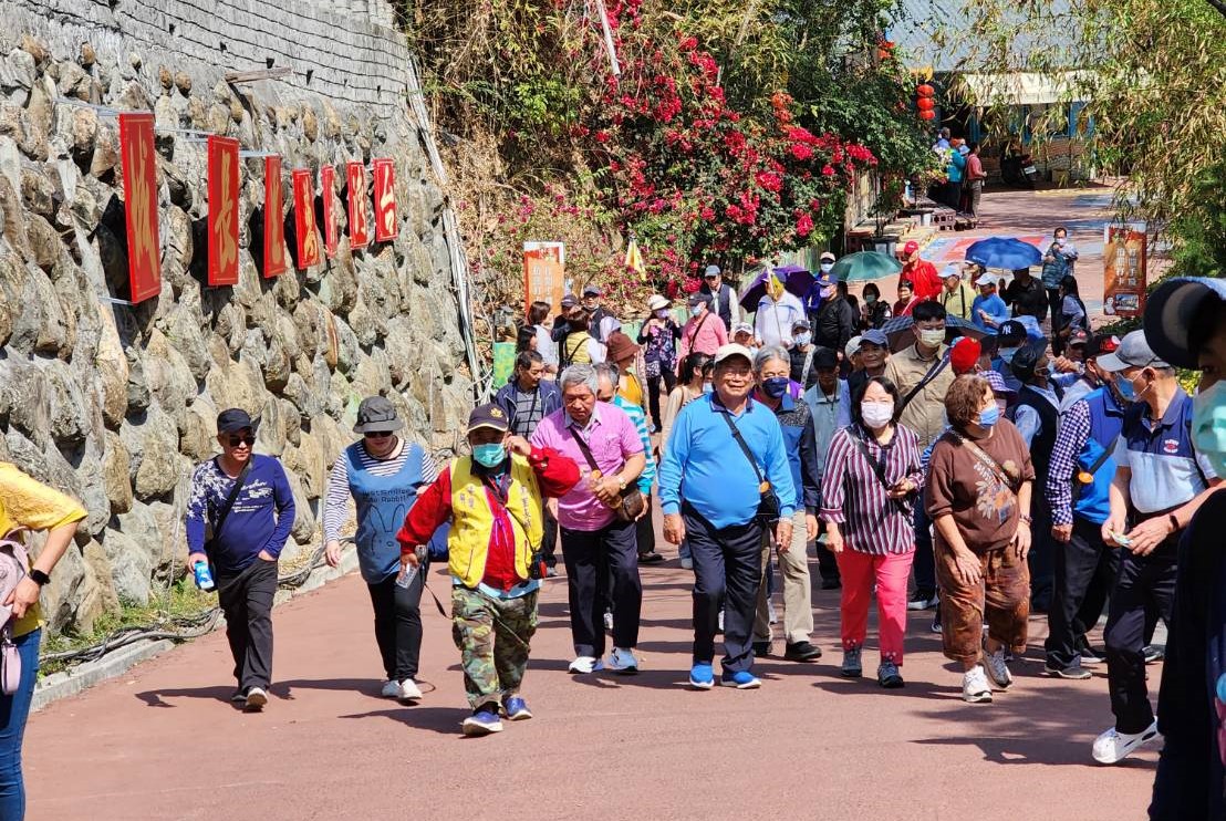 遊客來台灣萬里長城  免費招待十二歲以下兒童入園參觀