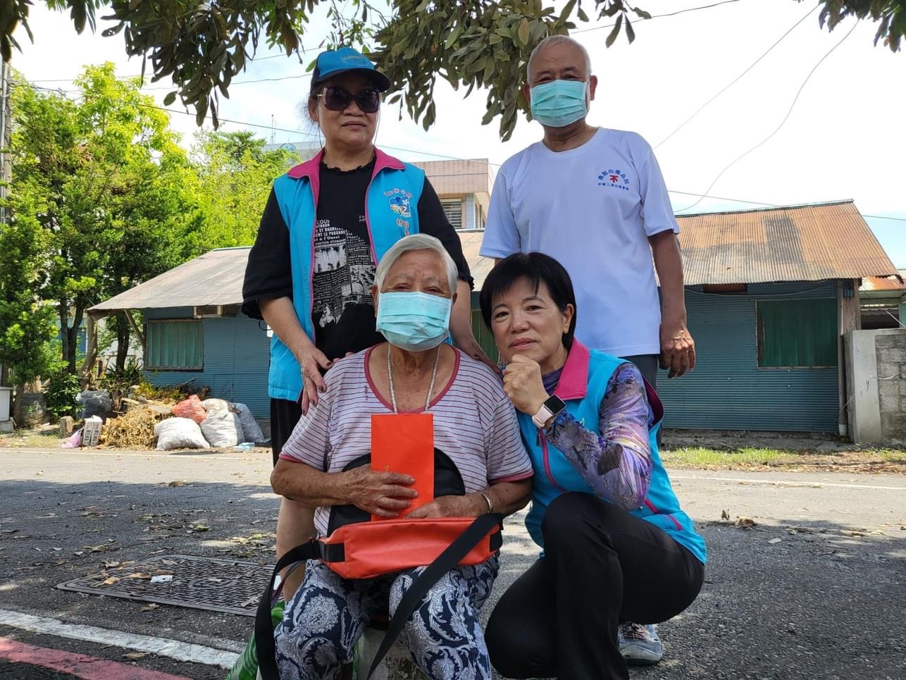 吉安鄉暗夜火警房舍燃燒殆盡 游淑貞慰問九旬長者送關懷金