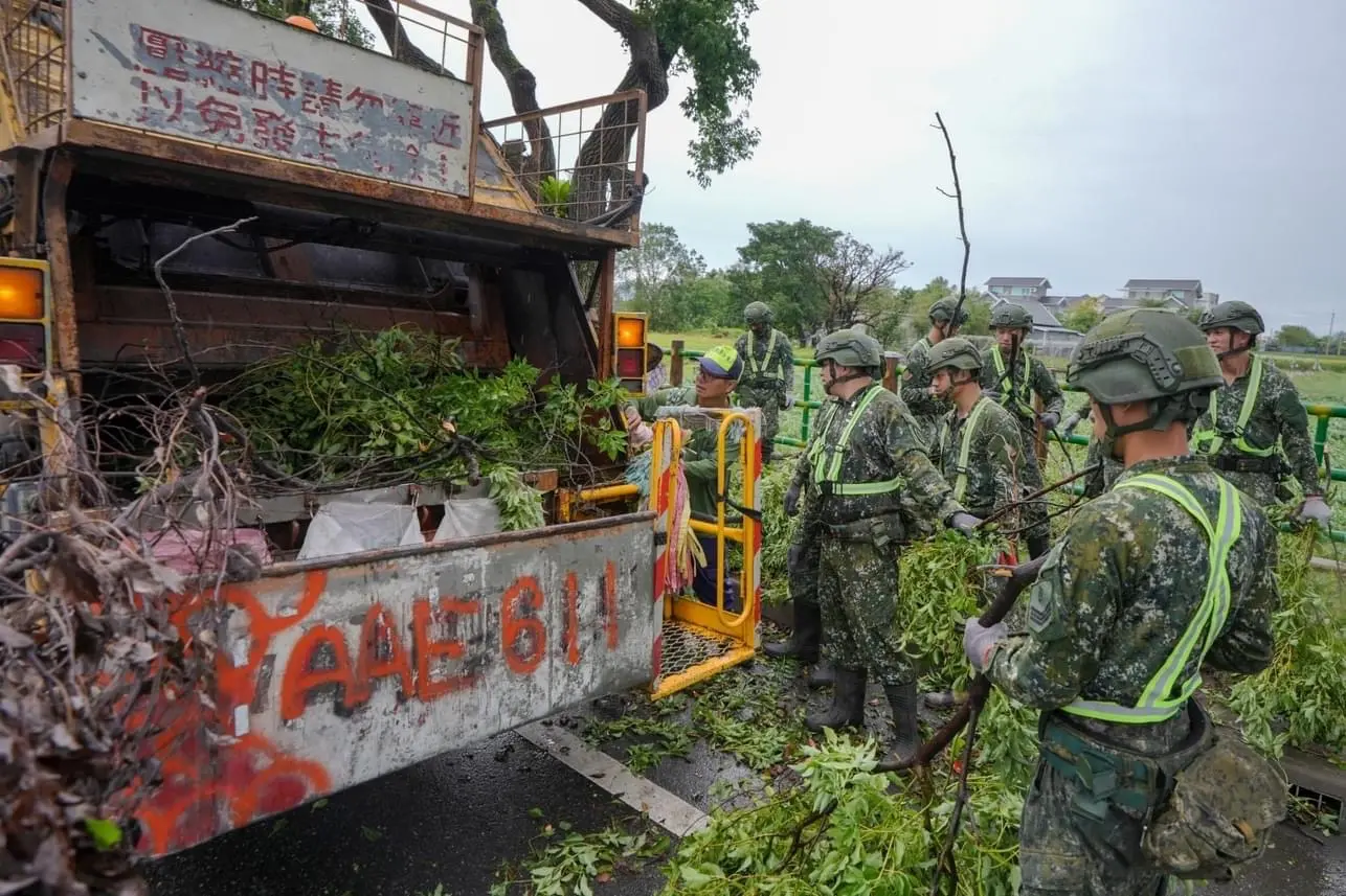 游淑貞清晨迅速動員百人協力 國軍挹注吉安鄉災後鄉容修整