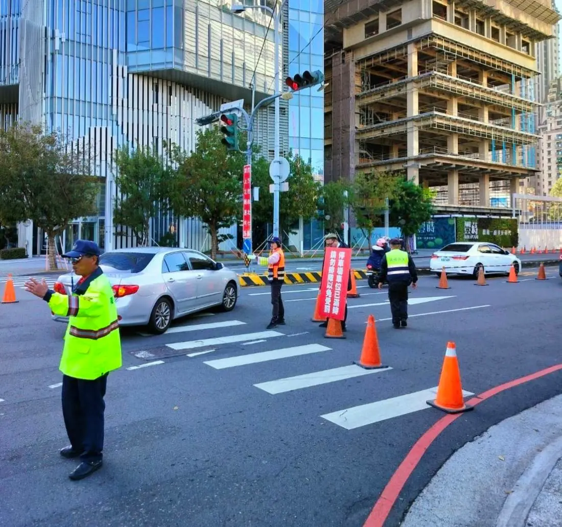 第六分局捍衛春節假期臺灣大道車流順暢 加強執行百貨商圈市政北七路斷流措施