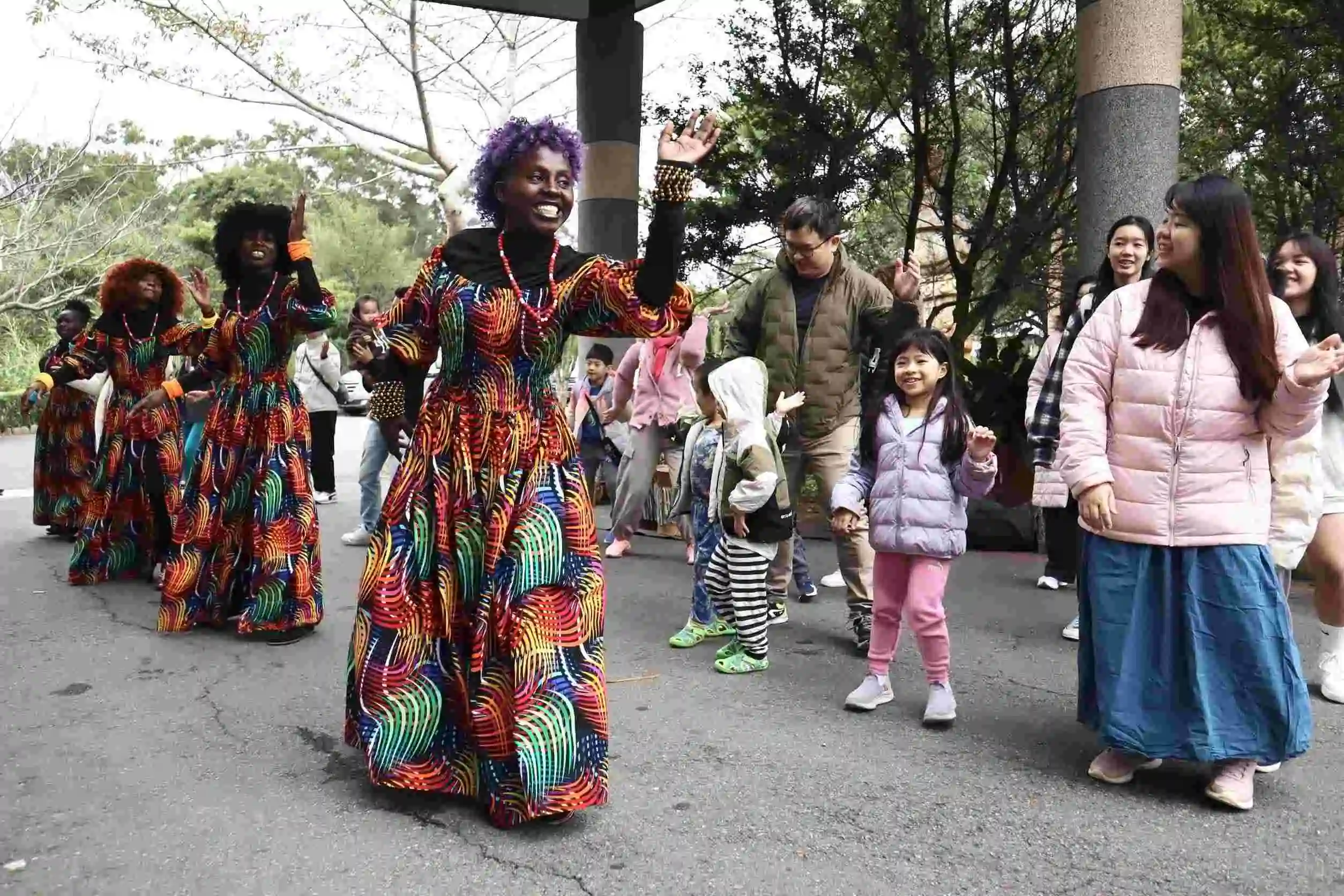 六福莊春節住房率達九成  親子寫動物春聯 賞烏干達唱跳秀