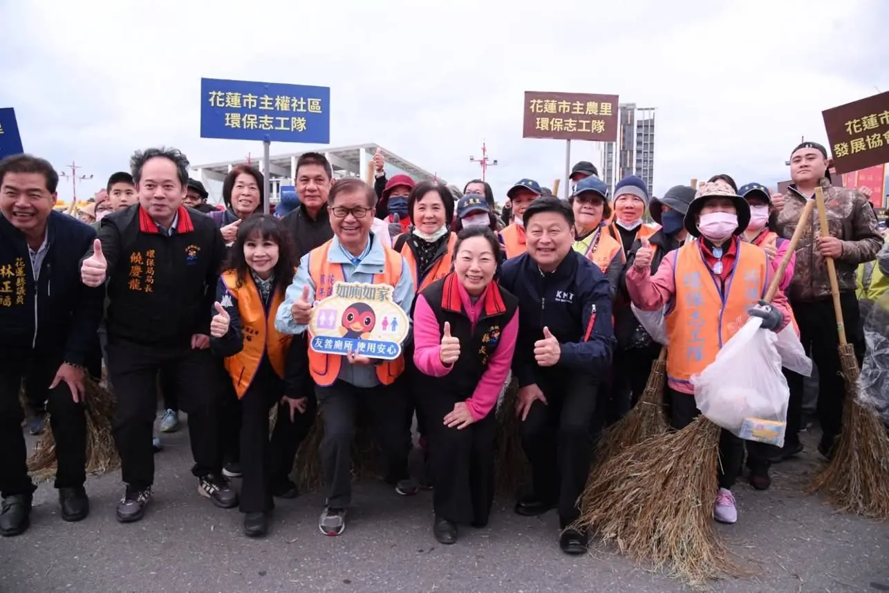 親近、清淨、美花蓮 環保掃街暨清運車輛撥交典禮活動 徐榛蔚偕傅崐萁與鄉親齊心維護花蓮淨土