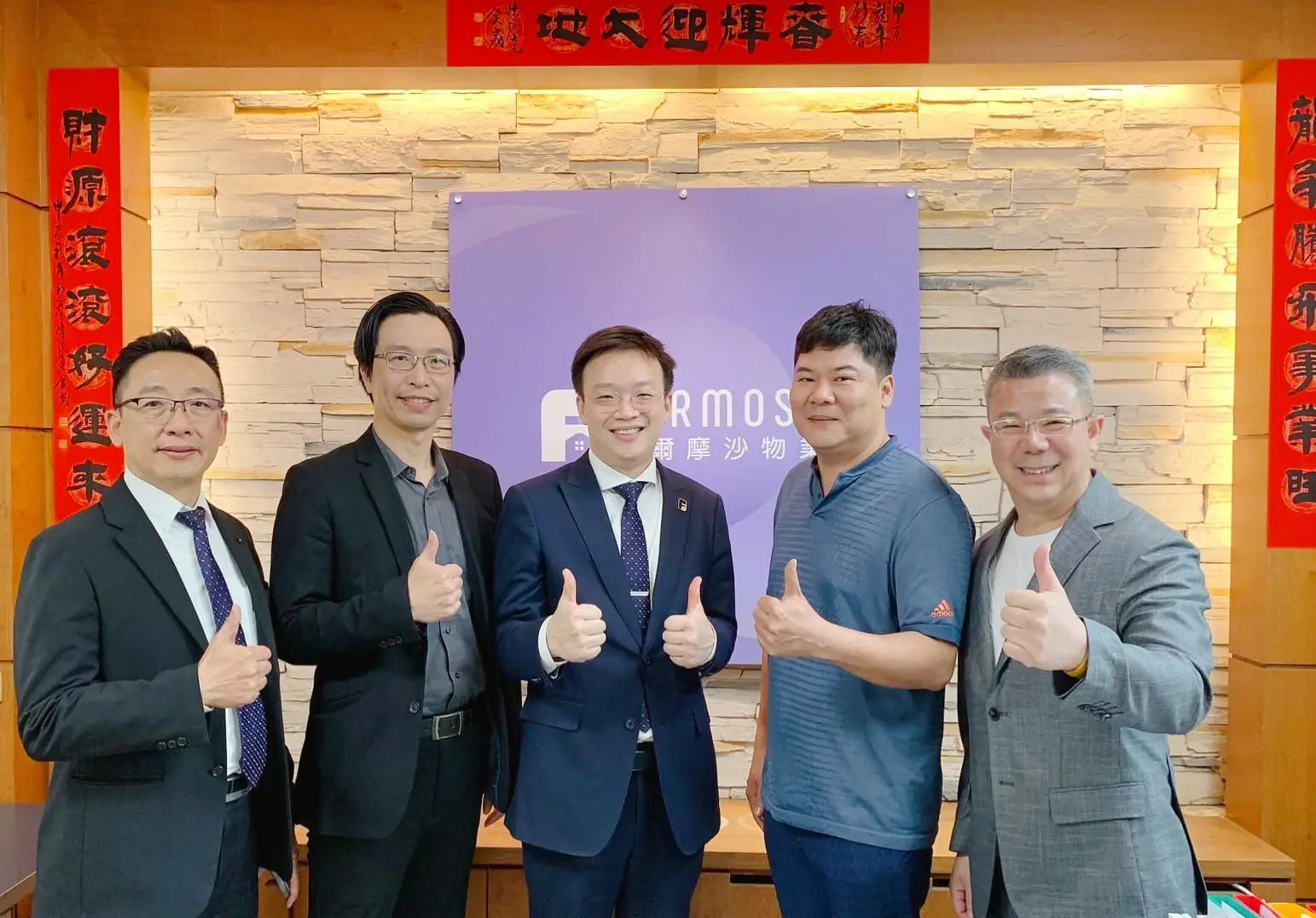 興誠服務管理訓練機構徐丞敬董事長(右)，與福爾摩沙物業陳韋宏總經理(中)，簽訂千萬級服務品質提升專案合約
