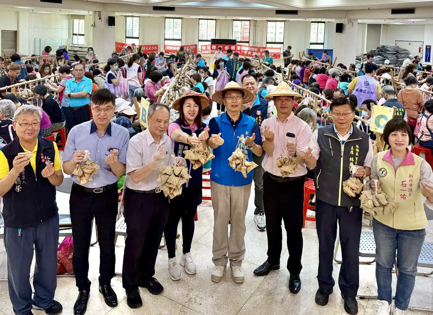 世壯運鏈球金牌得主機板橋包粽 挑戰包粽王快手益起送愛心! 6 700ef9fbdf3965b