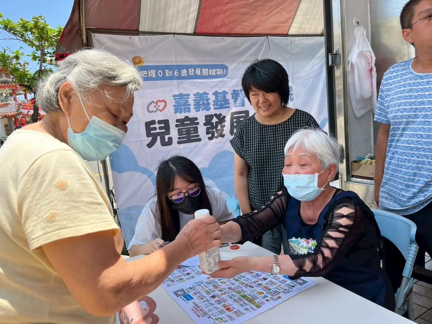 行動牛奶車快閃太保日照中心　長輩化身店員歡慶母親節