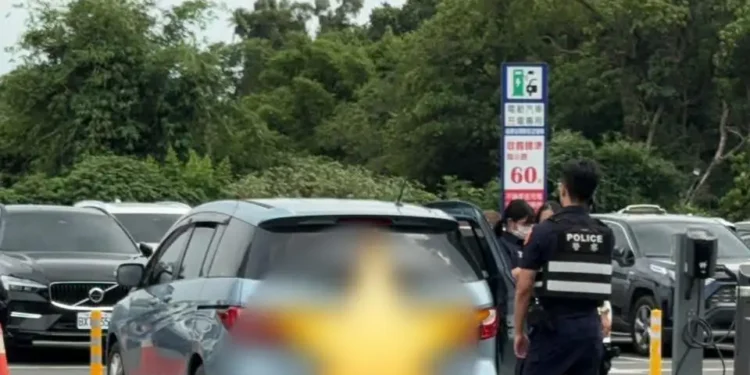 母大意留置幼兒於車內 虎尾警分局馳赴現場救援兒無恙 母大意留置幼兒於車內 虎尾警分局馳赴現場救援兒無恙