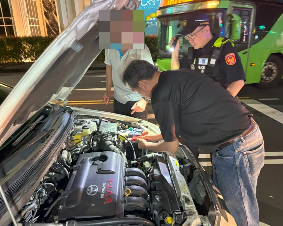 夜半車熄火卡馬路 巡邏暖警不忍「出手」了 35 bb27a66f482c8fb