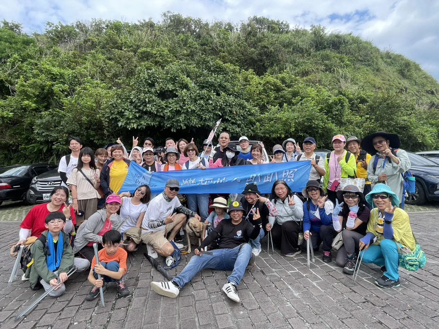 邊旅行邊做公益「台灣輕旅行趴趴照」齊聚龍洞灣岬步道淨山