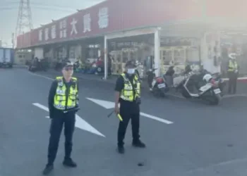 嚴抓闖紅燈與未戴安全帽  東港警啟動路口大執法