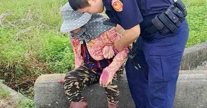 警暖心協助體力不支老婦返家 家屬感謝即時關懷 警暖心協助體力不支老婦返家 家屬感謝即時關懷