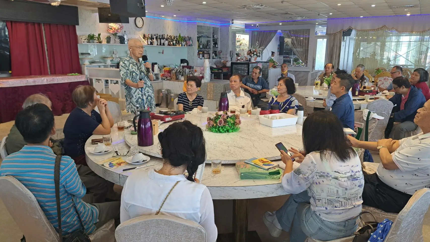 林水木前市長出版《水牛沉思銘言錄》 半世紀格言筆記成冊 期盼為世代點亮人生明燈 8 前市長林水木於基隆阿羅哈景觀海鮮餐廳舉辦新書發表記者會,現場來了許多前市府員工及基隆女中同事和媒體好朋友都到場以行動支持。