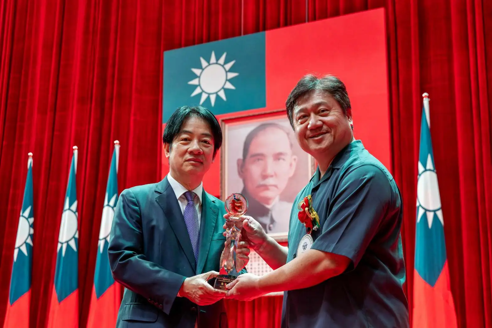 全民國防教育獲國防部肯定 基隆市榮膺「優良單位」殊榮 1 賴清德總(左1)頒發獎項予基隆市政府代表巫建男(右1)課程督學代為領獎。