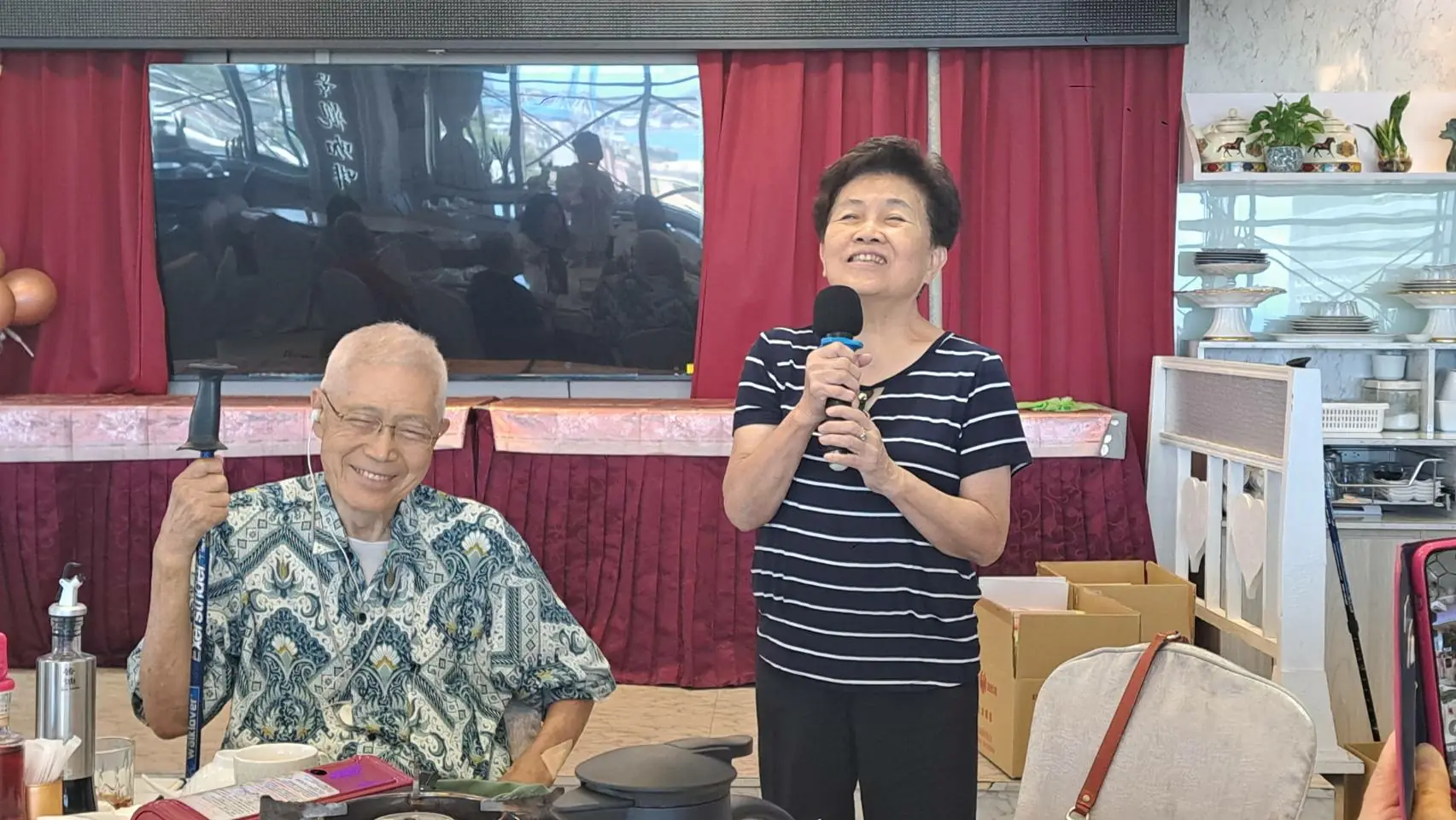 林水木前市長出版《水牛沉思銘言錄》 半世紀格言筆記成冊 期盼為世代點亮人生明燈 12 前立委徐少萍(右1)說林水木(左1)真的很木訥不愛講話,但自己真的很喜歡講話,所以這也是一種互補,雖然也會吵鬧但她常想讓自己老公phinn一下(佔點便宜)又會怎樣,又不是給別人偏phinn(佔便宜),互相一下就過去了。