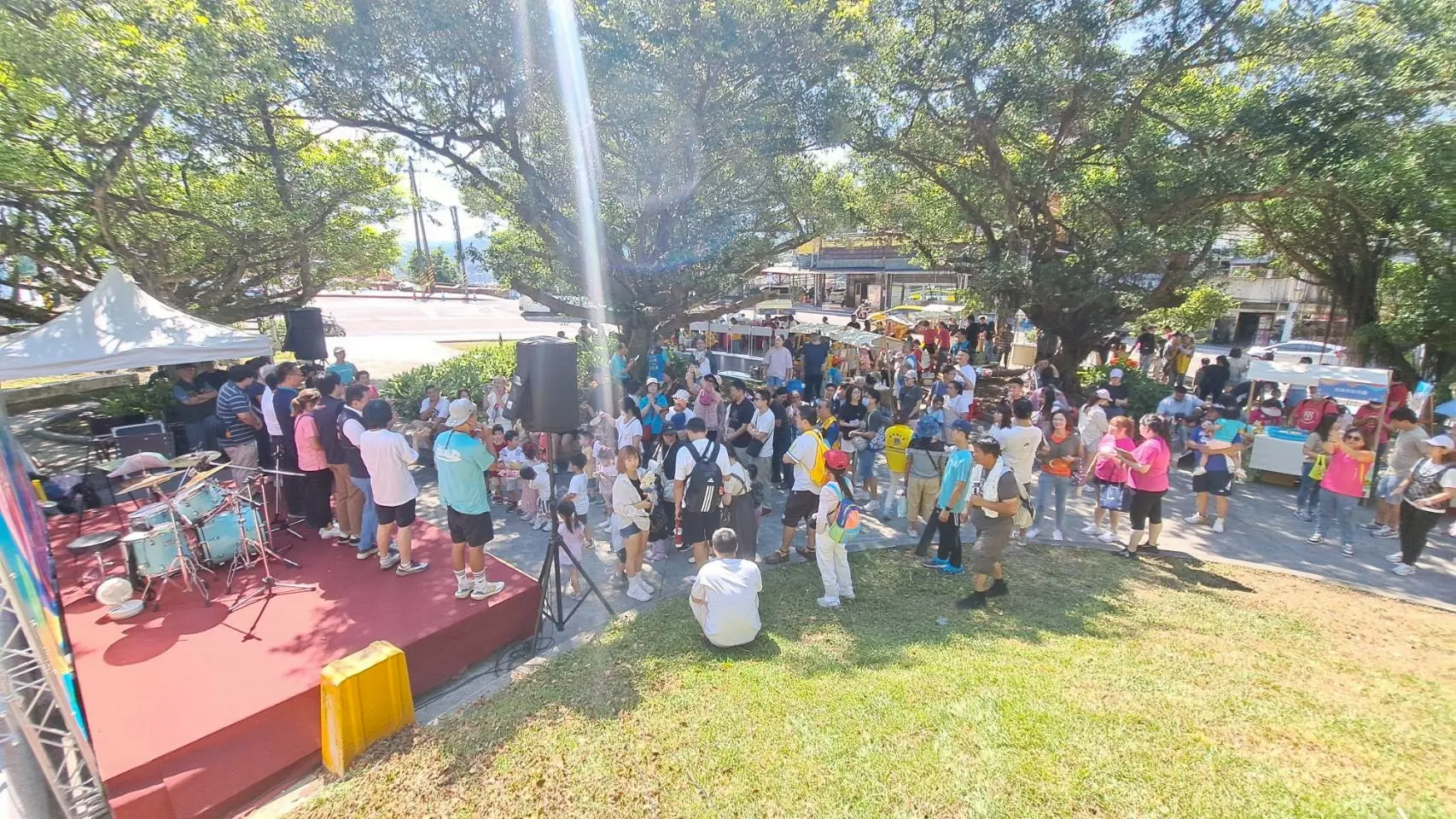 一早就有許多爸爸媽媽帶著小孩到這座嶄新的公園遊玩。