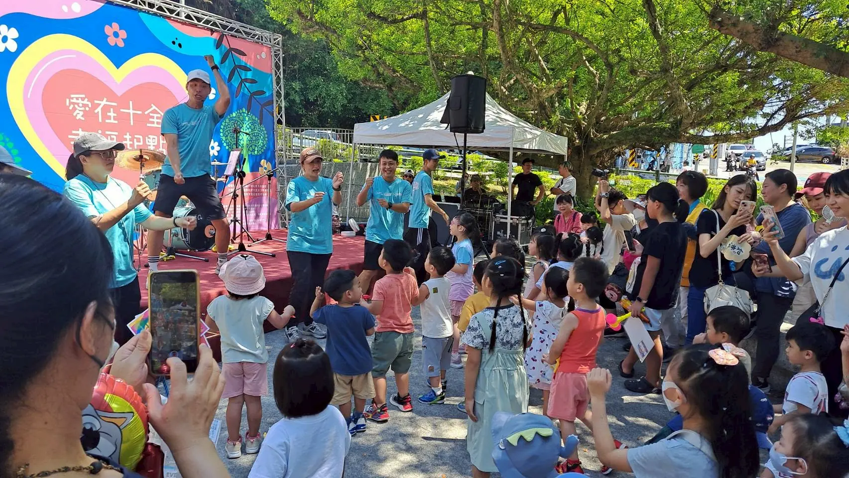 活動現場不僅有祖孫共遊的溫馨畫面，也展現出公私協力的成果，讓十全亭公園成為基隆市民「幸福的起點」。