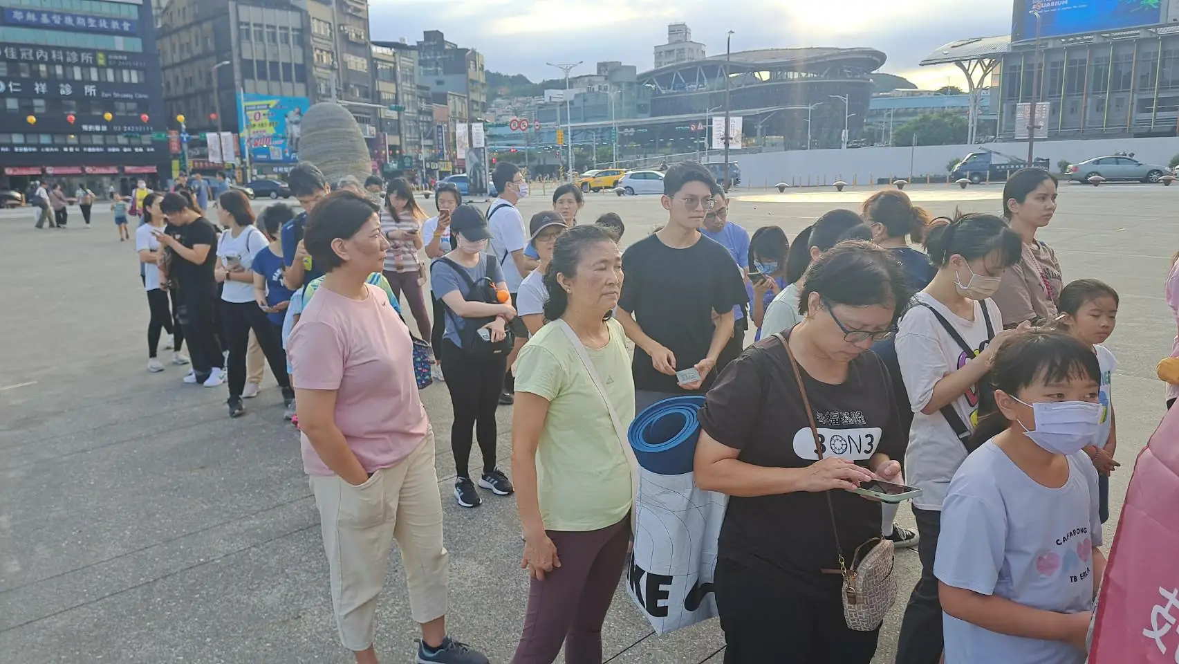 活動尚未開始前半小時，已經有上網登記獲得主辦單位特別準備 150份瑜珈墊，但因為參與踴躍，主辦單位崇右影藝科技大學贈送出200份的瑜珈墊，讓更多的民眾可以一起參與。