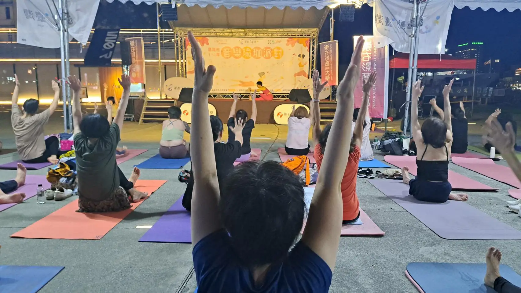 活動流程自下午5點展開，分為兩個階段的音樂瑜珈課程，並穿插有獎徵答遊戲，禮品吸引大小朋友踴躍搶答，增添互動樂趣。