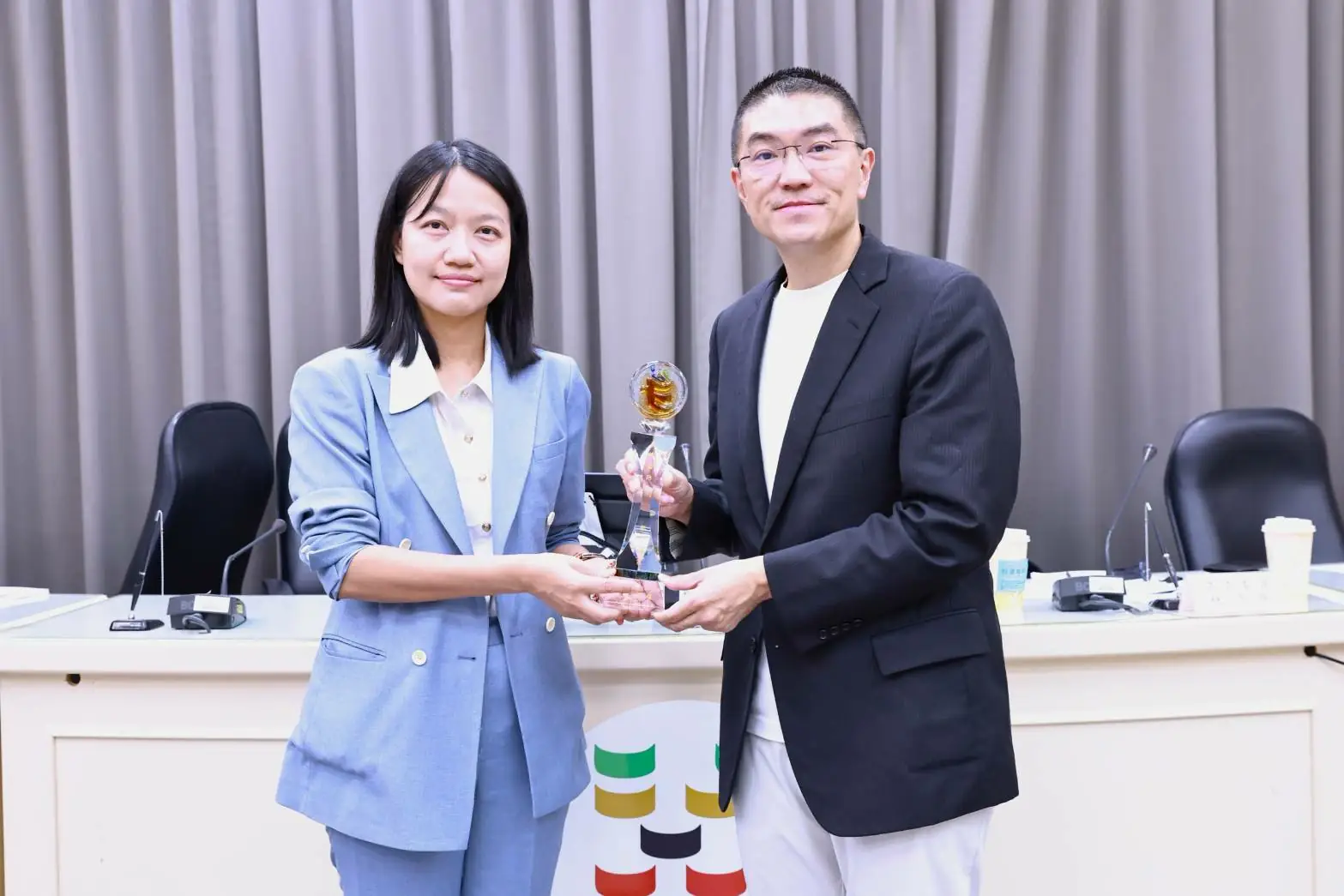 全民國防教育獲國防部肯定 基隆市榮膺「優良單位」殊榮 5 基隆市教育處處長徐嬿立(左1)今(9)日於市政會議中獻獎,謝國樑市長(右1)肯定市府團隊齊力合作爭取優異表現。