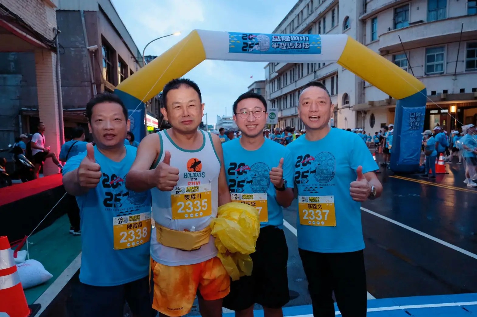 基隆市政府工務處長陳耀川(左2)也挑戰男子9.5K的比賽，完賽後受到同仁的歡 呼。