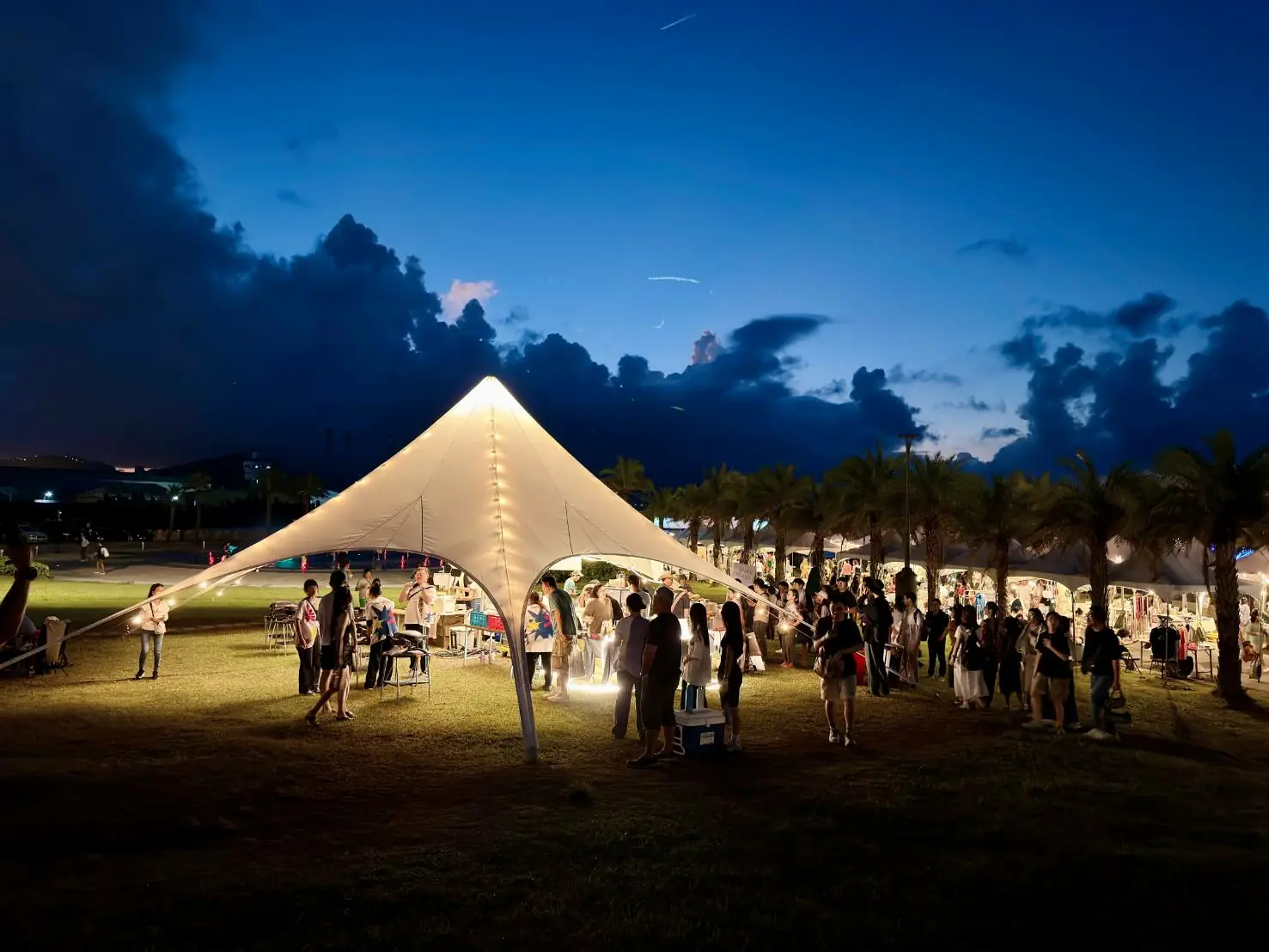 「海見團烤 Sea BBQ Night」是以OGRILL低煙烤具結合在地海鮮與小農蔬果，讓民眾在夕陽餘暉中圍坐共享，享受島嶼慢食的樂趣。