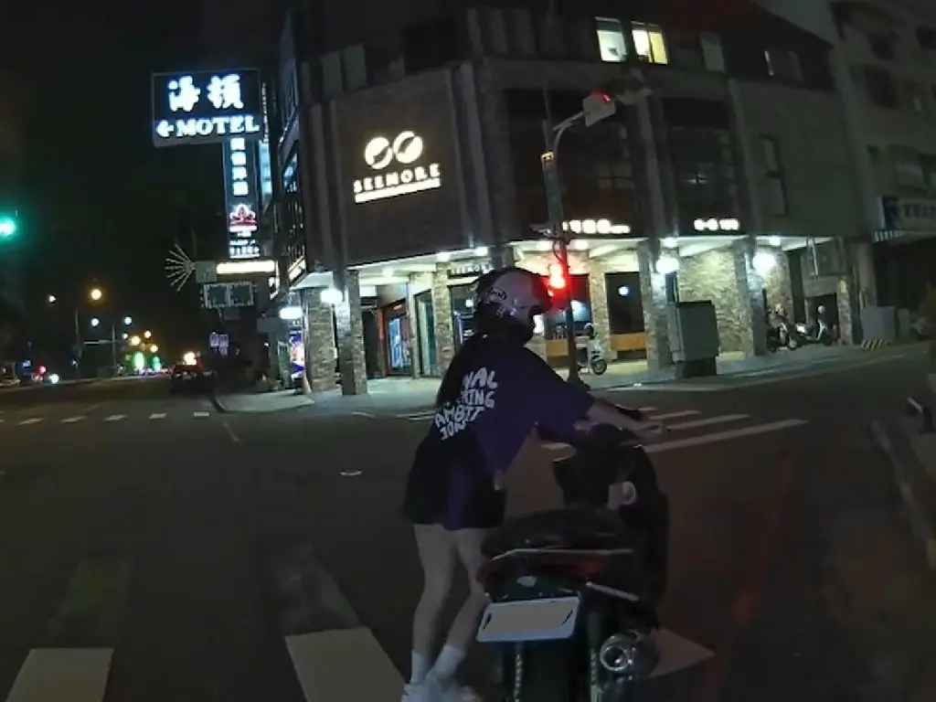 慘爆!妙齡女深夜騎翹牌噪音車 囂張車牌套寫反正你們也抓不到我被扣車慘了 慘爆!妙齡女深夜騎翹牌噪音車 囂張車牌套寫反正你們也抓不到我被扣車慘了