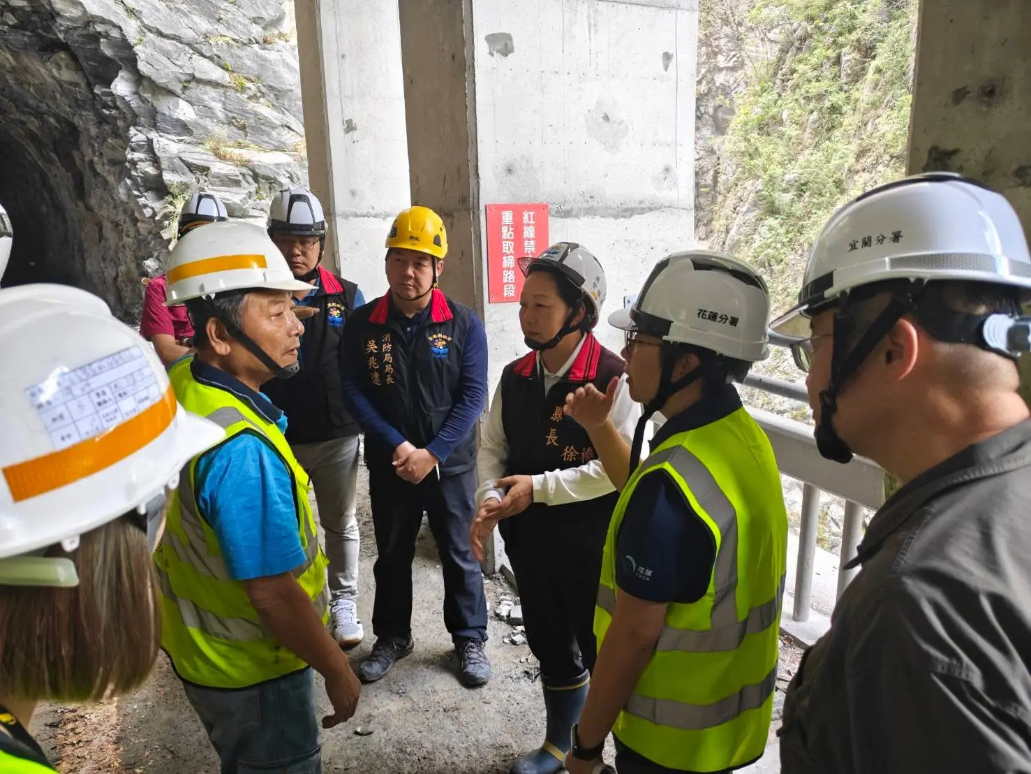徐榛蔚今早視察燕子口堰塞湖 持續警戒中、提醒民眾配合管制