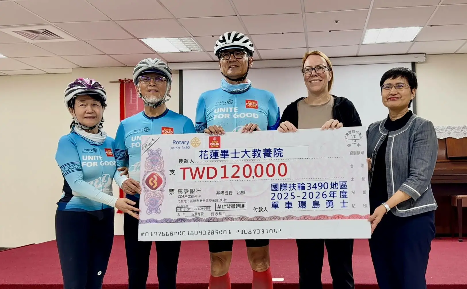 3490扶輪單車環島傳愛花蓮 捐贈畢士大教養院助弱勢滾動夢想 1 國際扶輪3490地區總監張煥章(左2)及夫人施麗珍(左1)以及單車委員會主委王志農(中間者)代表捐贈12萬元來支持院方「滾動夢想・技藝陶冶訓練設備支持計畫」,為身心障礙者的自立之路注入希望能量。由畢士大教養院長戴孟蓁(右1)以及董事長吳閔文宣教士(右2)代表接受。
