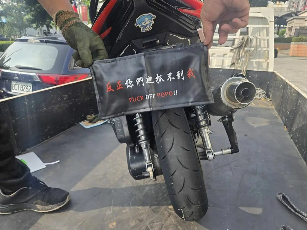 慘爆!妙齡女深夜騎翹牌噪音車 囂張車牌套寫反正你們也抓不到我被扣車慘了 3 4f62187a6608c5d