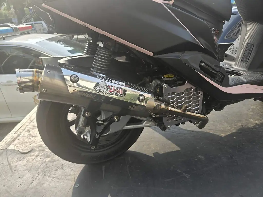 慘爆!妙齡女深夜騎翹牌噪音車 囂張車牌套寫反正你們也抓不到我被扣車慘了 2 5f2ad5e77e4d82b