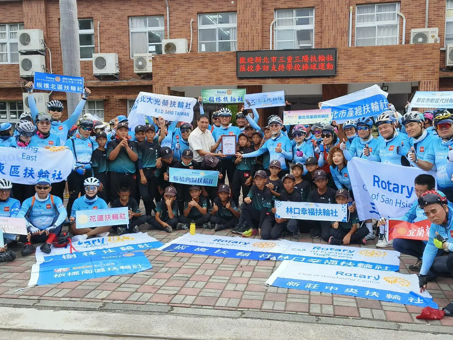 扶輪3490地區公益環島第六天 愛心停靠豐田國小攜手守護偏鄉棒球夢 4 國際扶輪3490地區攜手守護偏鄉棒球夢, 以愛與行動點亮孩子未來。