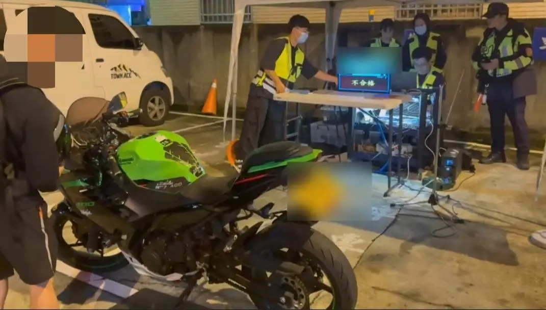 噪音零容忍 烏日警結合環保局強力取締噪音改裝車 3 6c2b86c73a16ecc
