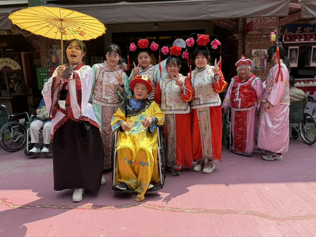 雙十連假白河萬里長城湧人潮 長輩穿龍袍當皇上萌翻全場 雙十連假白河萬里長城湧人潮 長輩穿龍袍當皇上萌翻全場